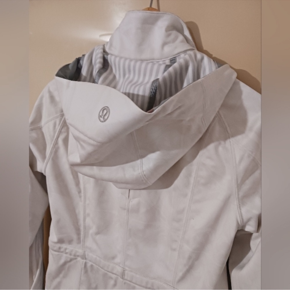 Lululemon White Hooded Jacket raincoat sz 6